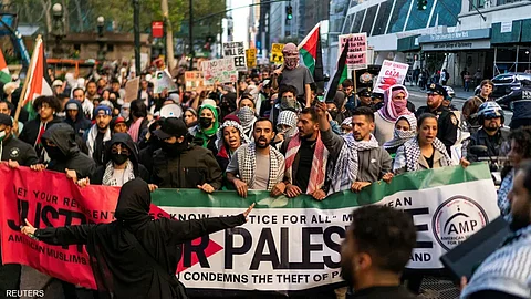 "تنتهج تطبيق إجراءات عقابية".. مؤسسة بحثية تسعى لسحق الحركة المؤيدة للفلسطينيين في أمريكا