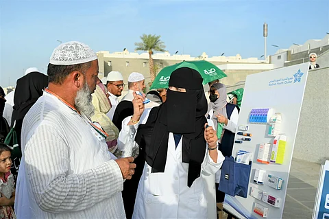 بلغات متعددة لإيصالها لمختلف الجنسيات.. "تجمُّع المدينة" يواصل حملاته الميدانية لضيوف الرحمن
