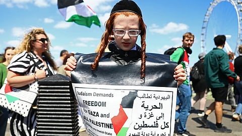 حول العالم في صورة: في ذكرى النكبة.. لافتة شاب يهودي تهزُّ شوارع لندن