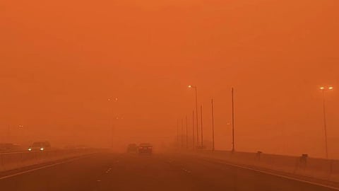 طقس اليوم .. "الأرصاد": رياح نشطة مثيرة للأتربة والغبار تؤدي إلى شبه انعدام للرؤية بالرياض والقصيم والشرقية