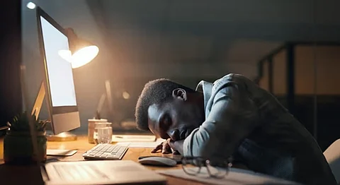 مشكلة تُودي بحياة٨٠٠ ألف شخص سنويًا.. دراسة: ساعات العمل الطويلة قد تُغير بنية الدماغ