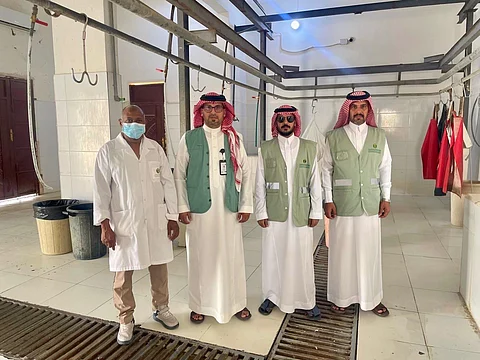 أضم.. ورشة ميدانية للكشف على المواشي وتعزيز جودة اللحوم استعداداً لموسم الحج