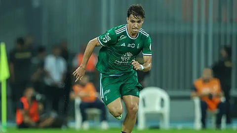 نجم الأهلي يقترب من العودة للملاعب الأوروبية