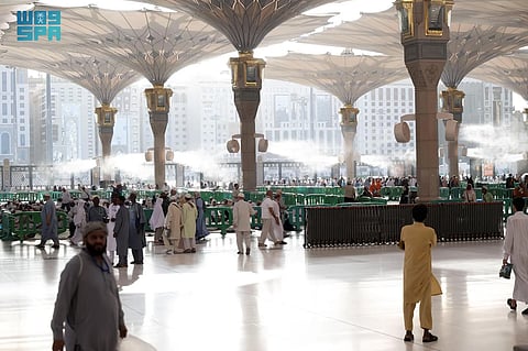 250 مظلة متحرّكة مزوّدة بـ 436 مروحة رذاذ لتلطيف الأجواء في ساحات المسجد النبوي