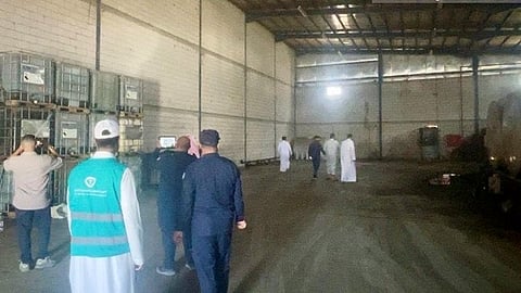 أمانة جدة تُدهم مستودعًا مخالفًا لتكرير الزيوت بحي الساحل جنوب المحافظة