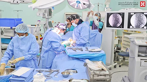 مستشفى الدكتور سليمان الحبيب بالسويدي يجري عملية بتقنية المنظار ثنائي المنافذ وينهي معاناة مراجع مصاب بـ"الجنف" مع انزلاق وتضيق بالقناة العصبية