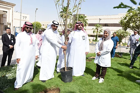مجمع إرادة بالدمام يزرع 200 شجرة لتعزيز الجانب البيئي والصحي