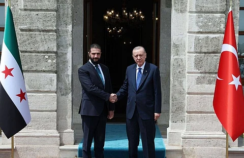 الرئيس التركي رجب طيب أردوغان مستقبلًا الرئيس السوري أحمد الشرع