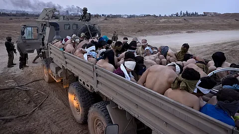 أرشيفية لأسرى فلسطينيون عراة