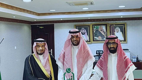 محافظ المزاحمية يكرّم الإعلامي الخزيم لجهوده في دعم وتمكين الأيتام