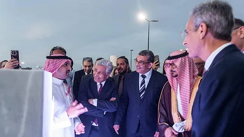 الفنان التشكيلي الطخيس يشارك في فعاليات "سمبوزيوم الجزائر الدولي للنحت"