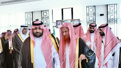أمير جازان يبدأ جولاته التفقدية بزيارة محافظة بيش ويلتقي الأهالي والمشايخ
