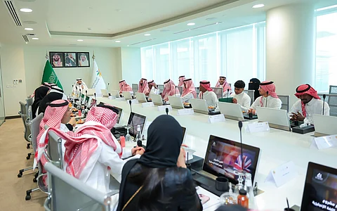 "وزير الموارد البشرية" يلتقي 20 مبتعثاً من أبناء "إخاء" بعد عودتهم من بريطانيا