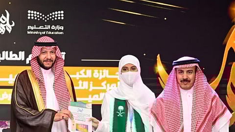 محافظ الطائف يكرِّم "لمياء النفيعي" لتحقيقها المركز الـ 3 عالميًا بـ"آيسف 2025"