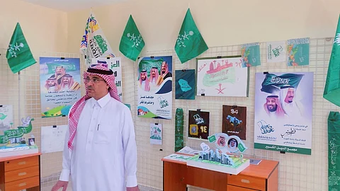 "الغامدي" يزور مدرسة السيل الكبير المتوسطة والثانوية ويطّلع على التجارب المُميزة والمُنجزات