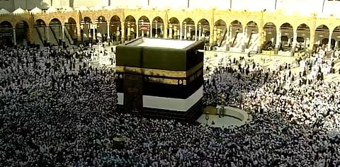 شاهد.. ضيوف الرحمن يملؤون صحن الطواف مبتهلين بالدعاء وسط أجواء روحانية