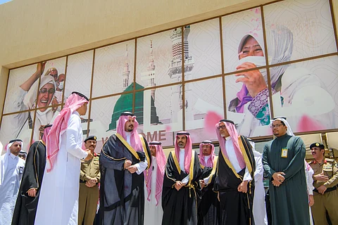 أمير المدينة يتفقد مركز استقبال الحجاج على طريق الهجرة ويطلع على سير العمل