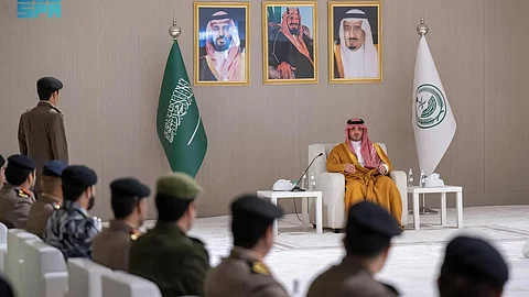 رئيس لجنة الحج العليا يقود ميدانيًّا استعدادات الحج ويشيد بجنود الأمن ومبادرة "طريق مكة"