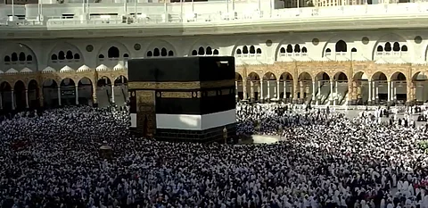 شاهد.. الحرم المكي يشهد كثافة كبيرة في أول ذي الحجة وسط انسيابية الحركة ودقة التنظيم