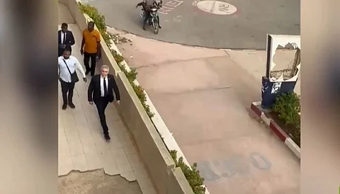 شاهد.. طلاب جامعة في دكار يجبرون السفير الإسرائيلي على مغادرة القاعة وسط هتافات مناصرة لفلسطين