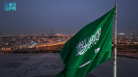 علم المملكة بالدرعية يعتلي أطول سارية في الرياض ليُجسد رمزًا وطنيًّا وجاذبًا سياحيًّا