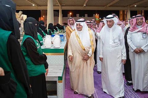 أمير تبوك يقف ميدانياً على الخدمات المقدَّمة لضيوف الرحمن في مدينة الحجاج بمنفذ حالة عمار