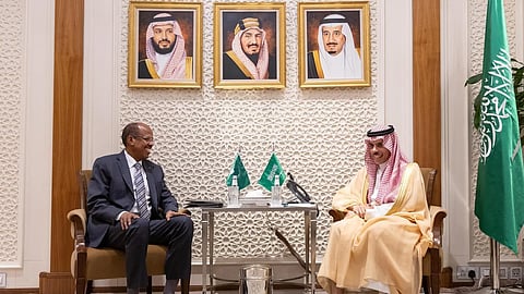 فيصل بن فرحان يبحث تعزيز العلاقات مع رئيس مفوضية الاتحاد الأفريقي