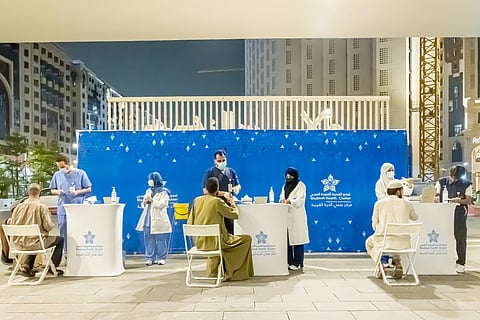 شاهد.. "تجمع المدينة الصحي" يطلق مبادرة لفحص القدم السكرية لضيوف الرحمن