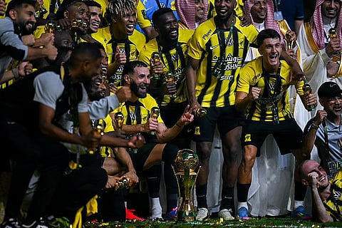 بعد التتويج بكأس الملك.. صحف عالمية تتغنى بالاتحاد وقائده بنزيما