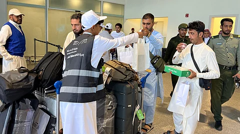 "سبق" ترصد مشاركة متطوعي "تعليم الطائف" في استقبال ضيوف الرحمن بمطار الطائف الدولي