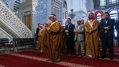 وزير الخارجية الأمير فيصل بن فرحان يؤم المصلين في الجامع الأموي الكبير بدمشق