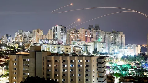القبة الحديدية الإسرائيلية تعترض في وقت سابق صواريخ أطلقت من غزة تجاه مستوطنات الغلاف -