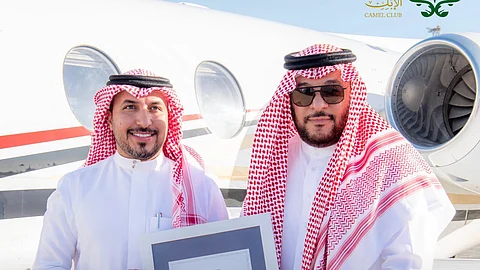 "ابن حثلين" يسلّم "المهيدب" ترخيص الطائرة الخاصة بعد تتويجه بلقب "منقية الجزيرة"