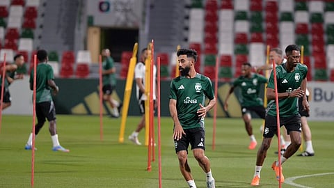 لاعبو المنتخب السعودي الأول لكرة القدم أثناء التدريبات الجماعية
