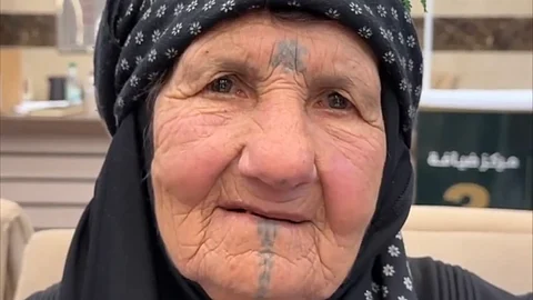 في أول زيارة لها للمملكة.. حاجة سورية تبلغ التسعين وتحقق حلم العمر بالحج