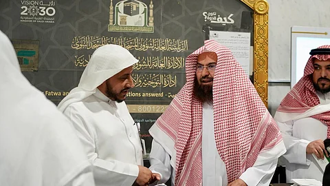 السديس يدشّن مبادرة إهداءات المصاحف المترجمة في الحرمين ويوزع مليون نسخة لإثراء تجربة الحجاج