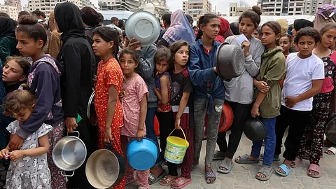 أطفال ينتظرون الطعام في غزة (فرانس برس)