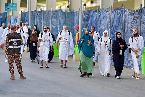 تقربًا لله تعالى راجين منه القبول والمغفرة.. شاهد:حُجِّاج بيت الله الحرام يتوافدون إلى مشعر منى لقضاء يوم التروية
