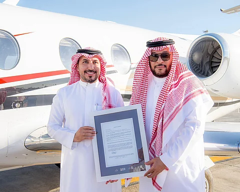 ابن حثلين يسلّم المهيدب الطائرة الخاصة بـ"منقية الجزيرة"