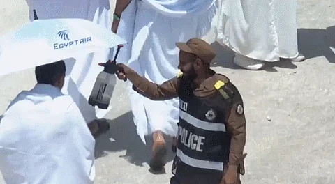 رجال الأمن يلطفون أجواء عرفات.. رذاذ بارد و ابتسامة حاضرة في خدمة ضيوف الرحمن