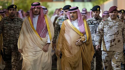الأمير عبدالعزيز بن سعود يتفقد قوات الأمن الخاصة برئاسة أمن الدولة المشاركة ضمن قوات أمن الحج