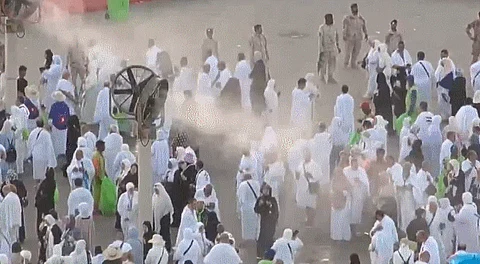 رذاذ الماء والمظلات تخفف حرارة الأجواء على ضيوف الرحمن في جبل الرحمة