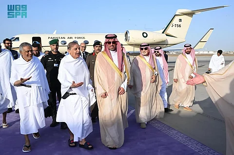 رئيس وزراء باكستان يصل جدة لأداء العمرة