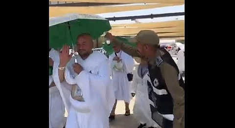 مشاهد من "عرفات".. رجال الأمن يخففون حرارة المشهد في عرفات برعاية إنسانية للحجاج