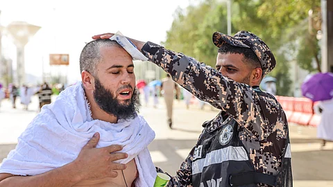 مشاهد مُلهمة.. رجال الأمن يجسّدون إنسانية الحج في خدمة ضيوف الرحمن