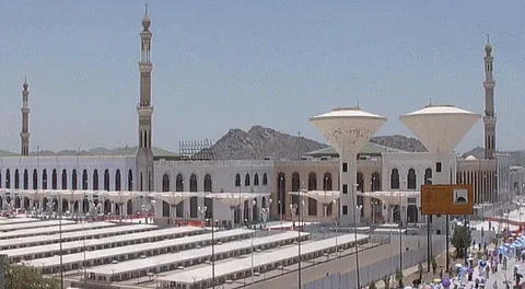 امتلأت بهم جنبات مسجد نمرة.. حجاج بيت الله الحرام يؤدون صلاتي الظهر والعصر جمعًا وقصرًا
