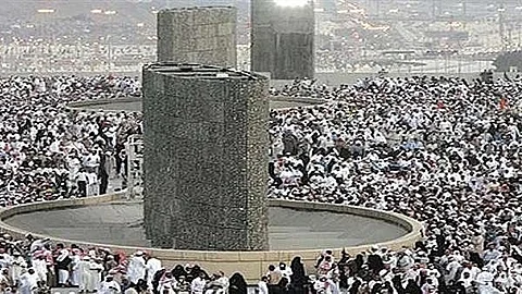 مشعرُ منى.. هنا ينتهي أطول طريقِ مشاةٍ في العالم وهذه علاقته بسورة العصر وبيعتي العقبة