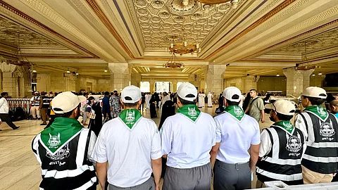 جمعية الكشافة تُسهم في دعم جهود إدارة الحشود بالمسجد الحرام وتنظّم حفل معايدة بمعسكر العزيزية