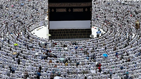 الحجاج يؤدون صلاة الجمعة في المسجد الحرام