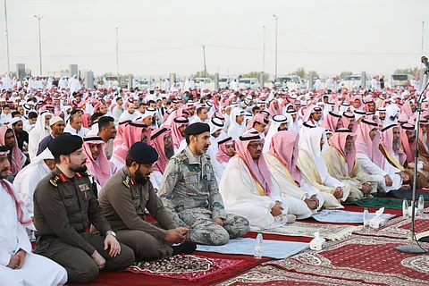 محافظ شرورة يؤدي صلاة العيد ويستقبل المهنئين.. ويزور المرضى بالمستشفى مقدمًا التهاني